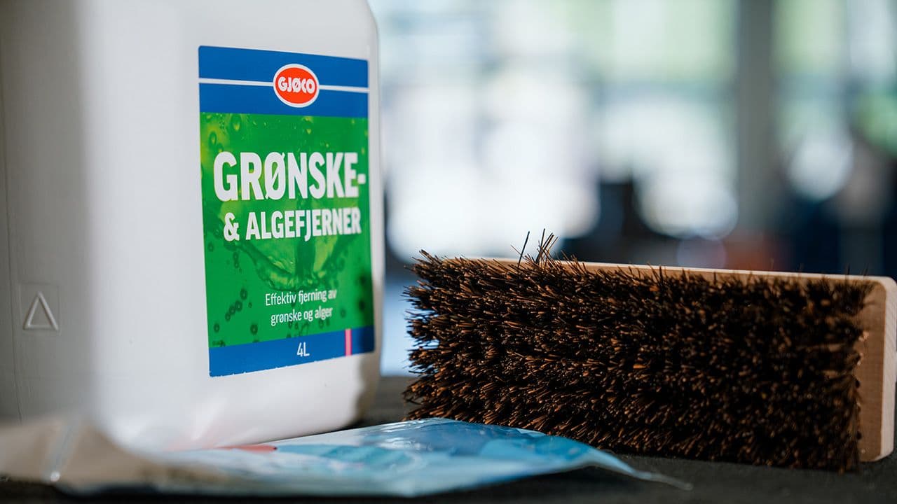 Grønske- og lagefjerner for å fjerne mose på tak.