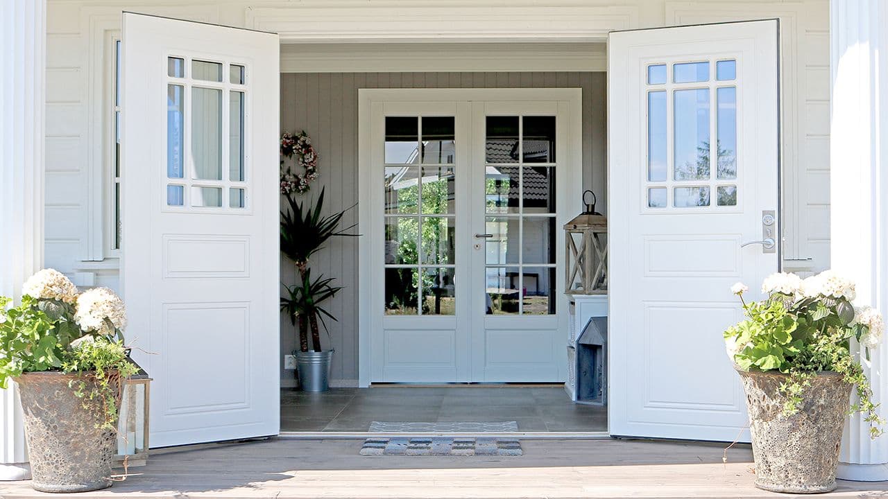 Klassisk dobbel ytterdør med profil og glass med sprosser.
