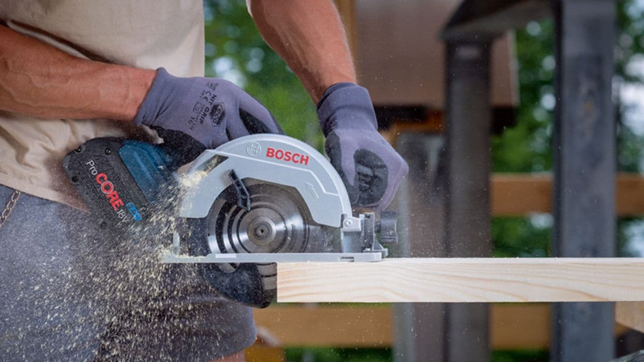 Nærbilde av sirkelsag som kutter i en planke.