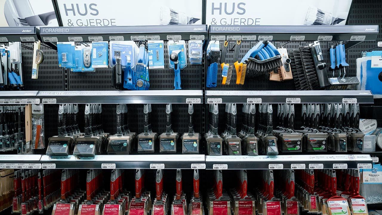 Utstyr og pensel til malejobben i byggevarehus.