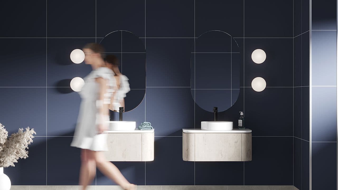 Bad med doble servanter og blå veggplater for deg som vil montere baderomsplater selv.