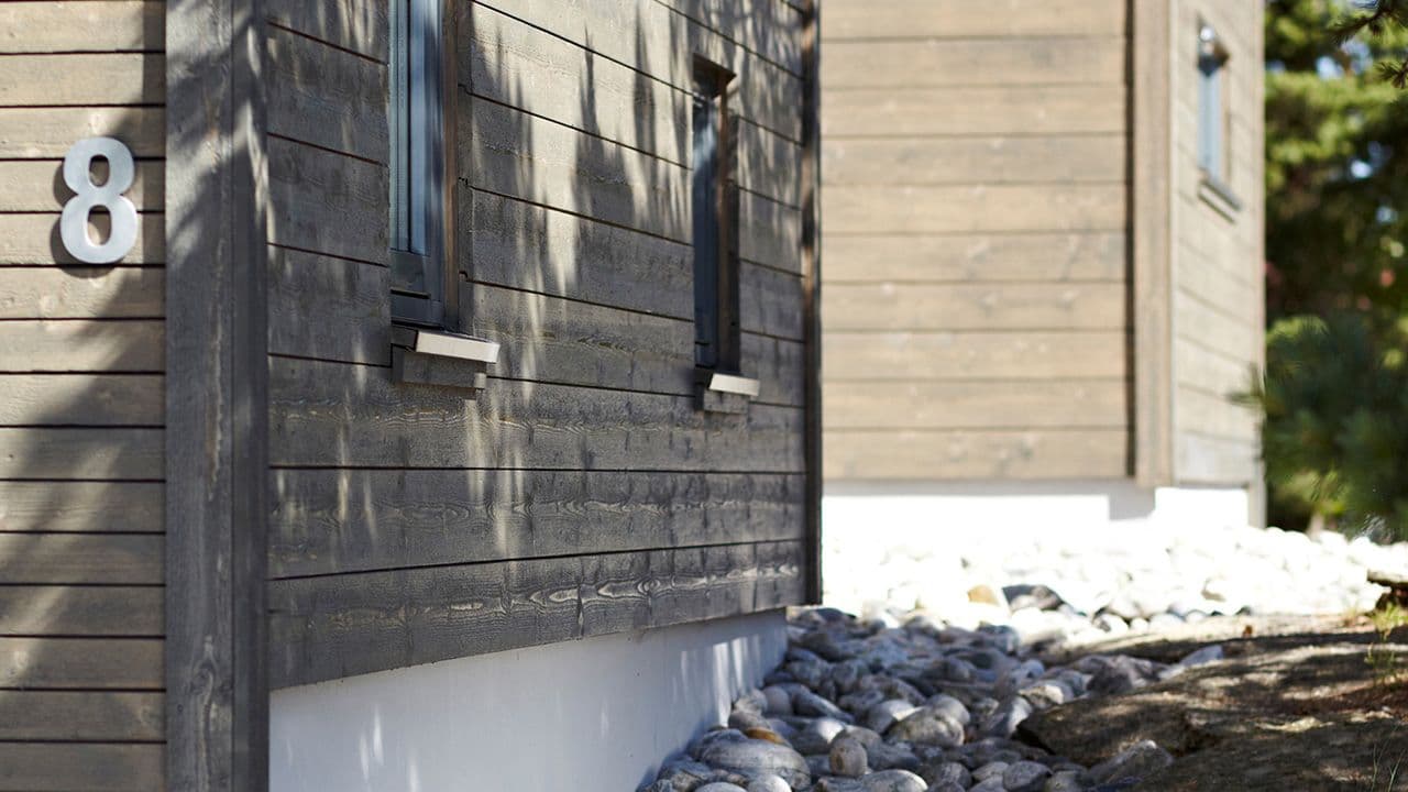 Husvegg malt med JOTUN TREBITT Oljebeis Trebitt 9075 Røykgrå.