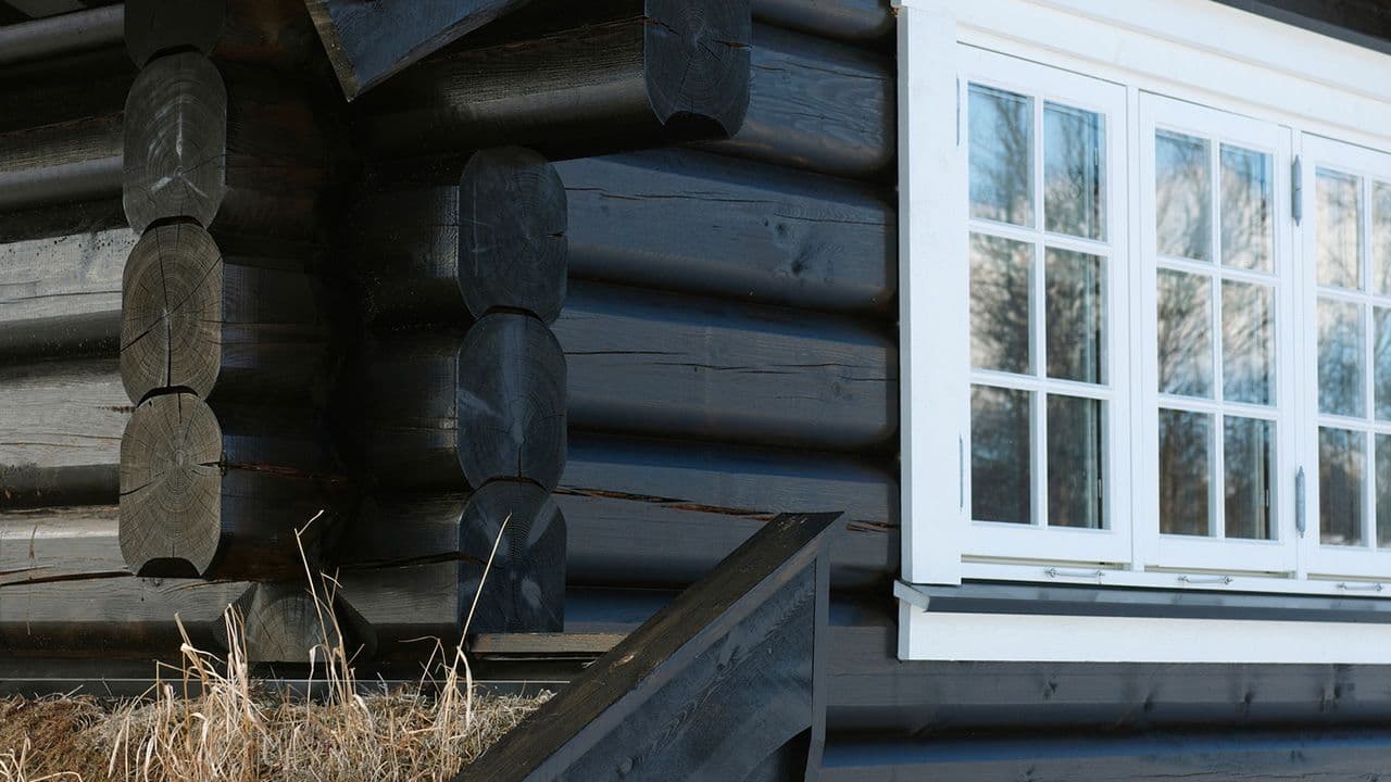 Laftehytte malt med utebeis i fargene JOTUN TREBITT Oljebeis 0675 Seterbrun og vindu i Jotun 1001 Egghvit.