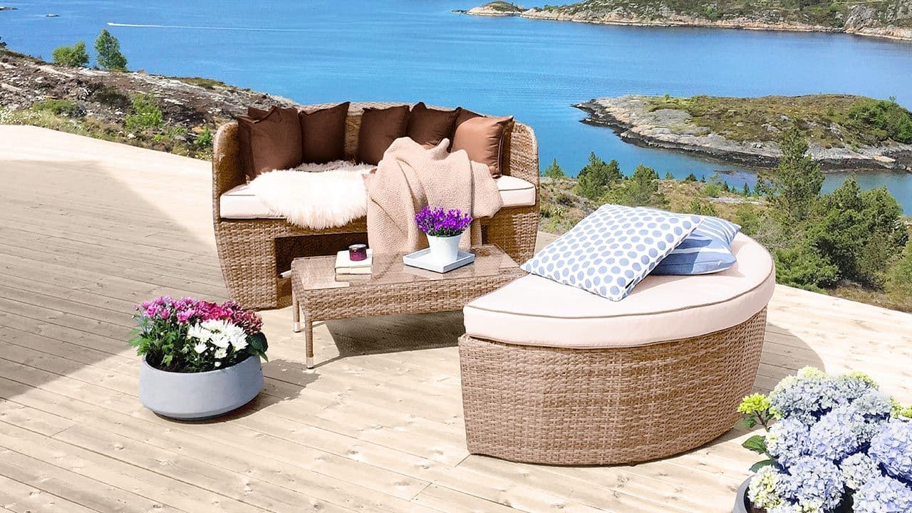 Terrasse med utsikt, sittegruppe og olje på terrassebord.