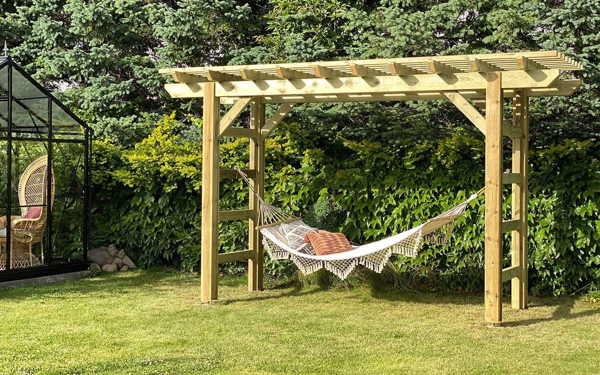 Norsk hage med liten pergola