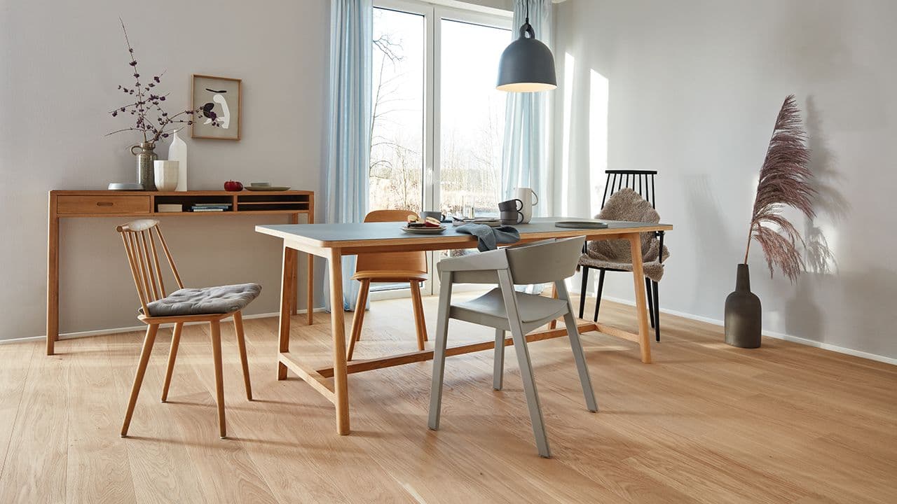 Spisestue med lys parkett i eik.