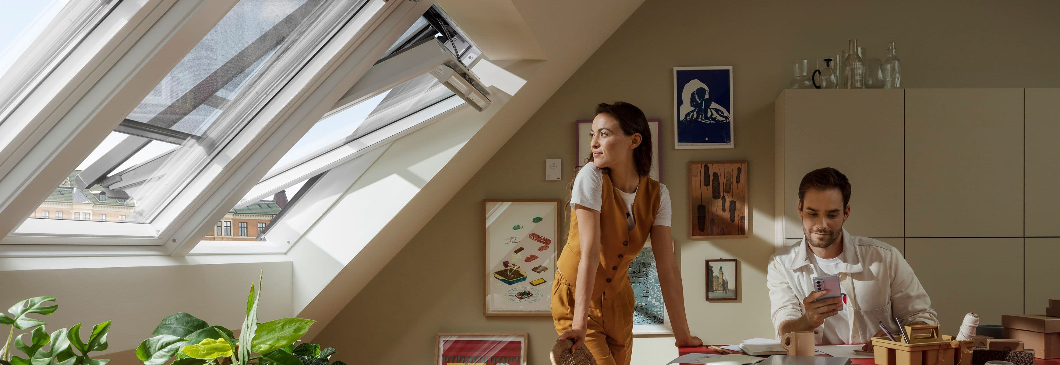 Kvinne og mann ved spisebord i leilighet med screens for innsynsskjerming vindu.