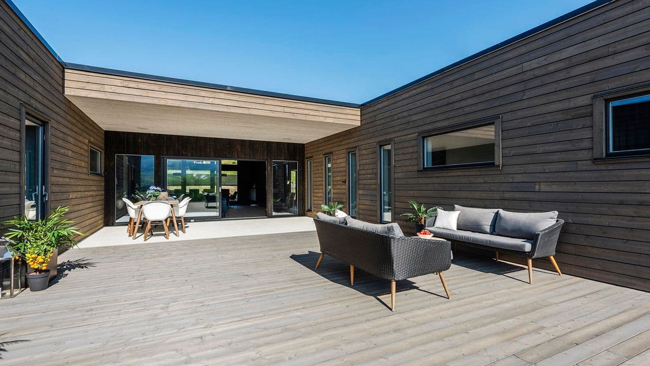 Concise terrassebord på terrasse med sittegruppe.