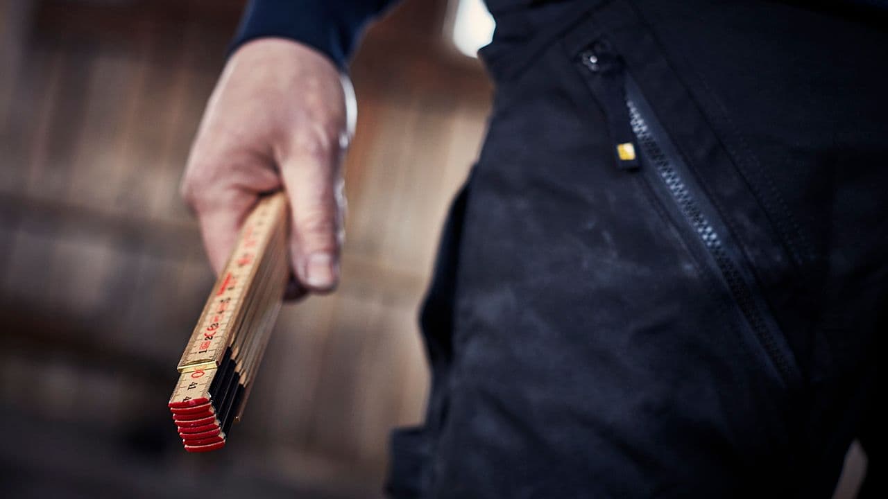 Person med tommestokk i hånda.