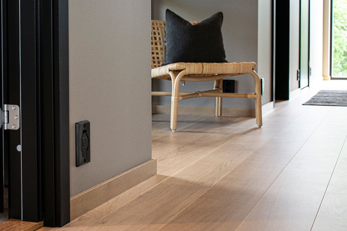 Eik glattkant fotlist kombinert med sort listverk