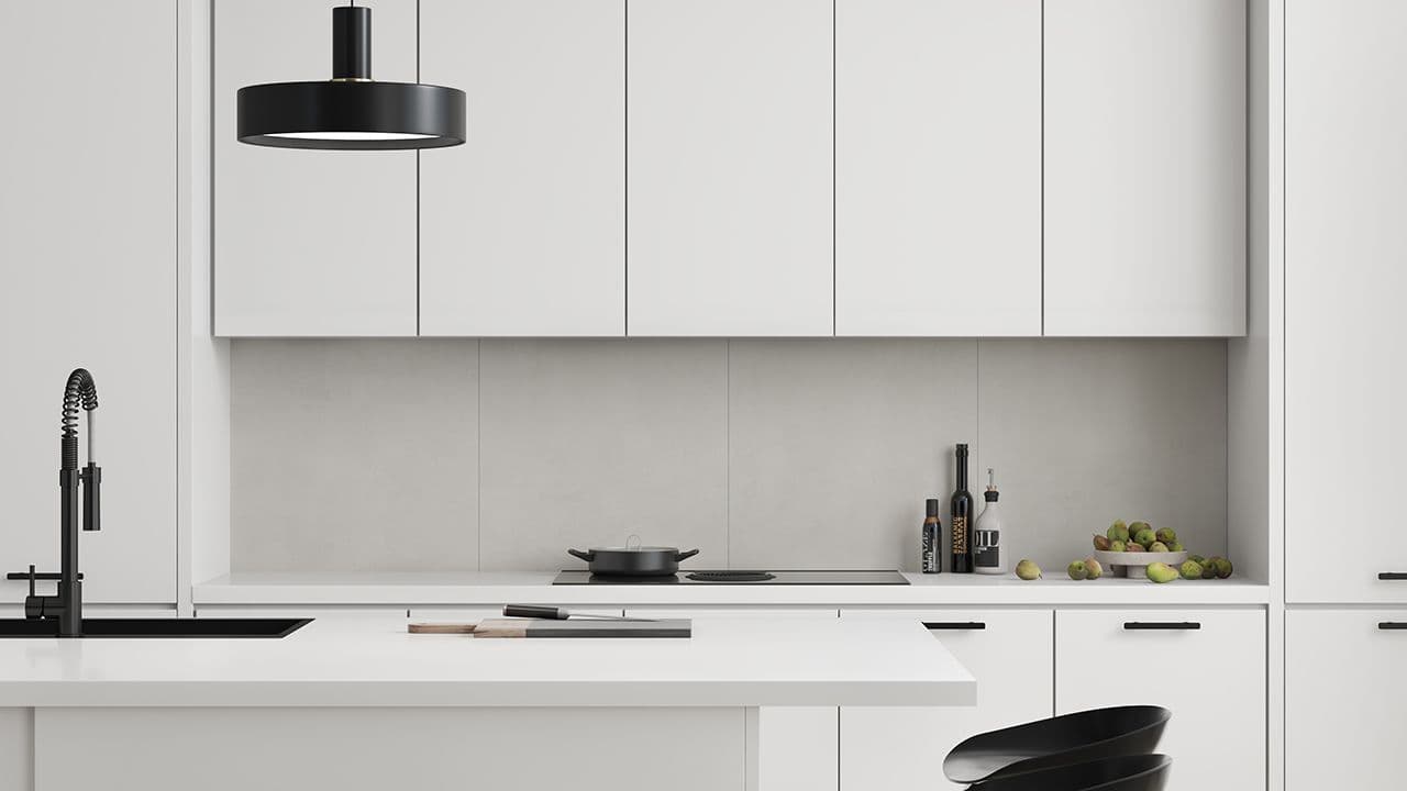 Hvitt kjøkken med sorte detaljer og kjøkkenplate i Moonstone fra Fibo.