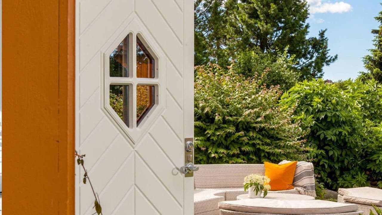 Ytterdør med glass med mønster og sprosser.