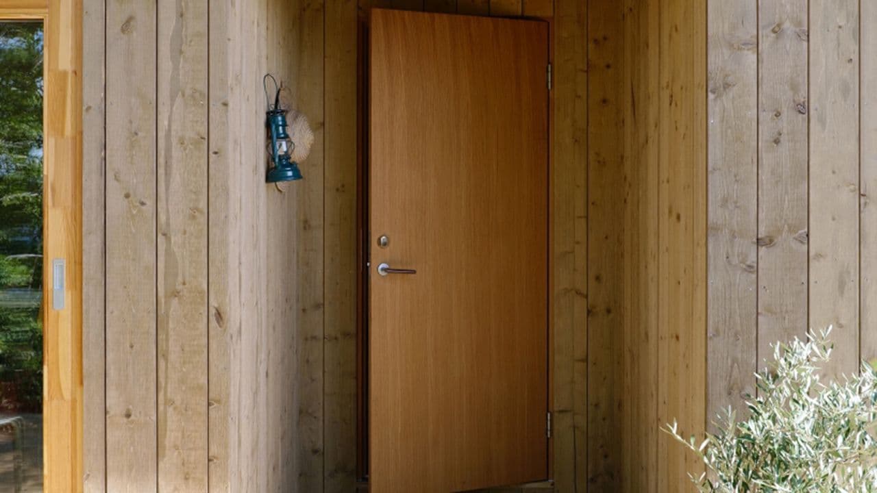 Trehus med Function Bering Eik ytterdør fra Swedoor for ytterdør inspirasjon.