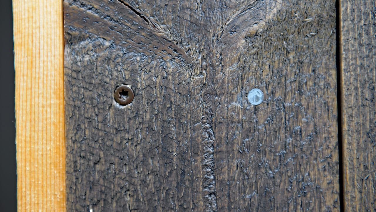 Kledning med skrue og spiker slått inn.