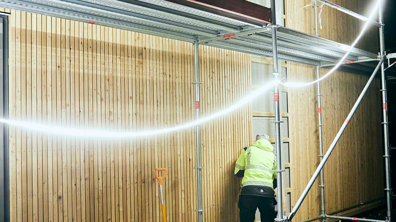 Byggeplass som er lyst opp med en LED-lyslist som arbeidslys.