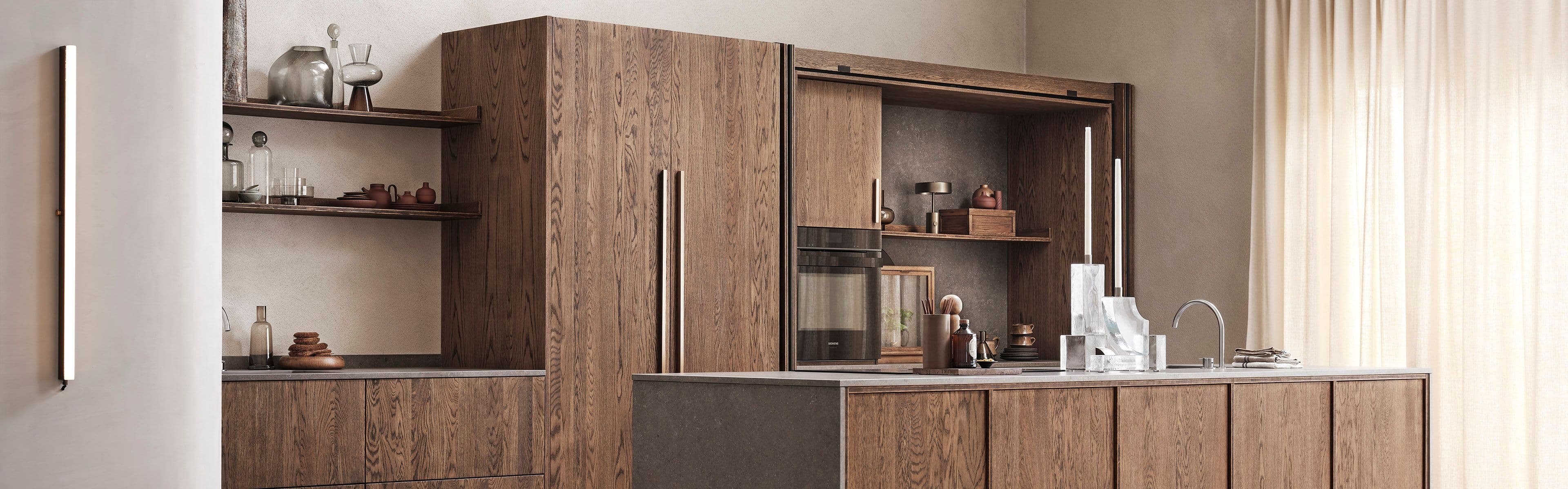 Kjøkken i mørkoljet eik som er en av årets kjøkkentrender.