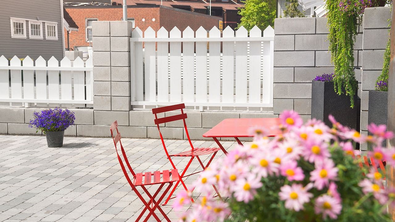 Multiblokk forskalingsblokk kombinert med hvite tregjerder.