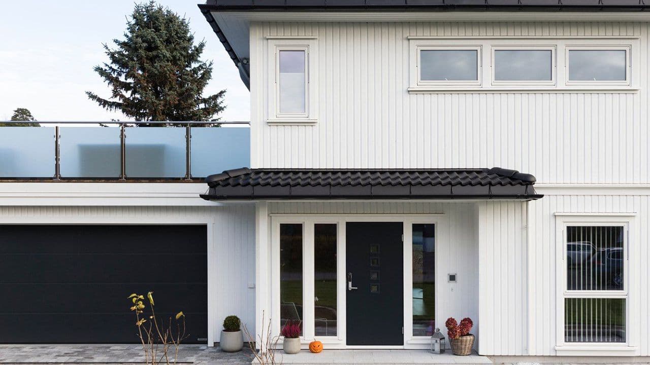 Hvitt hus med fabrikkmalt kledning.