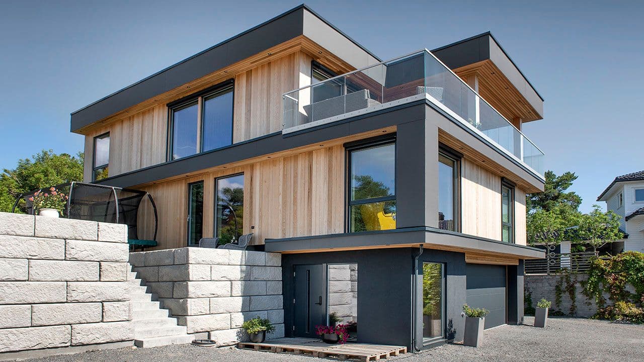 Hus med kledning i sedertre.