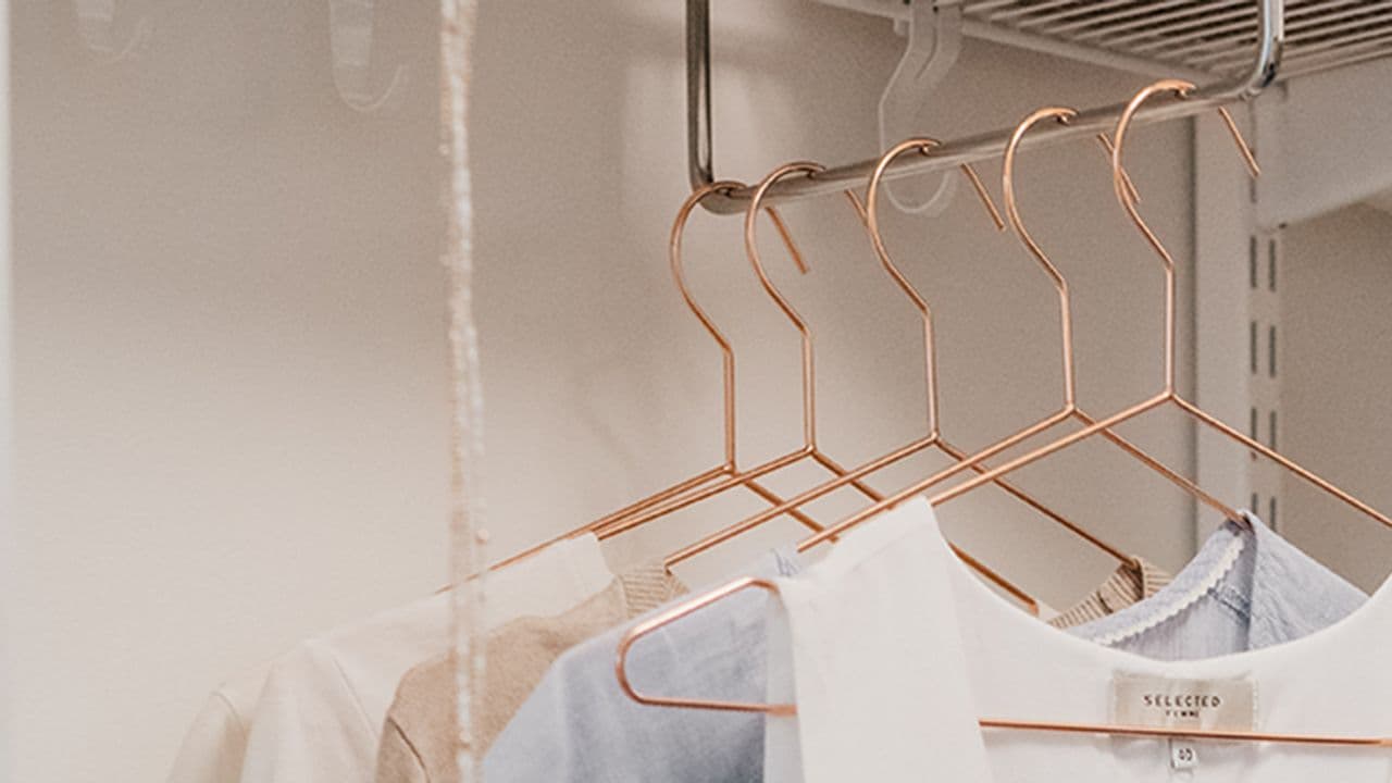 Åpen garderobeløsning med heng hvor du henger klærne med front av plagget som vises.