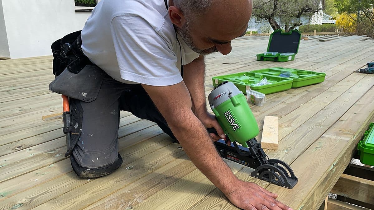 Mann som bygger terrasse