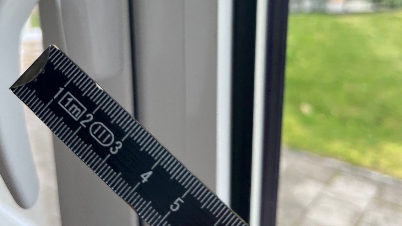 Tommestokk for å måle vindu.