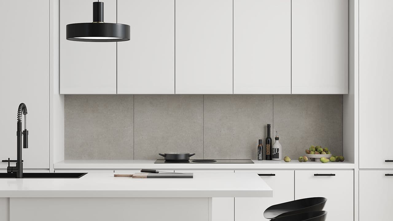 Hvitt kjøkken med sorte detaljer og kjøkkenplate i grå sten-etterligning Rough Cement.