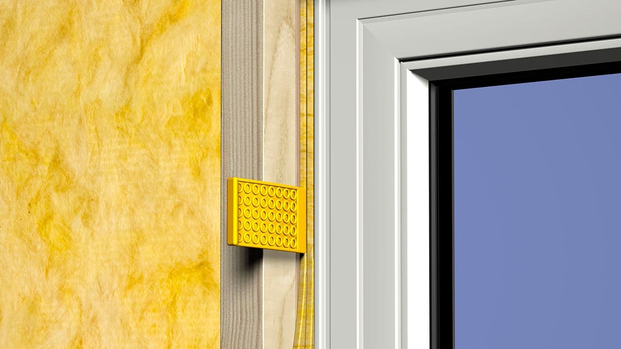 Etterisolering av vindu med dyttestrimmel.