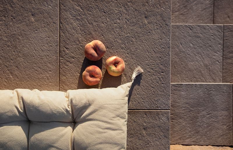 Brune steinheller ute på uteplass.