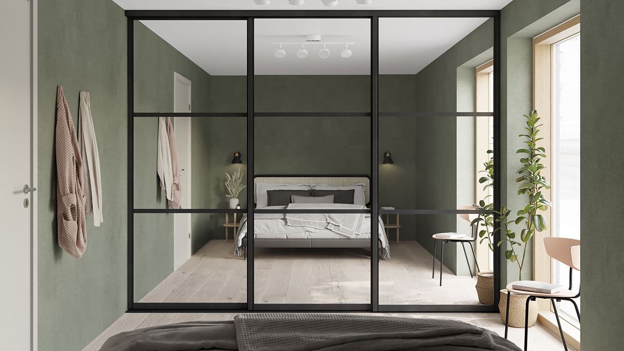 Garderobeskap med speil på soverommet.