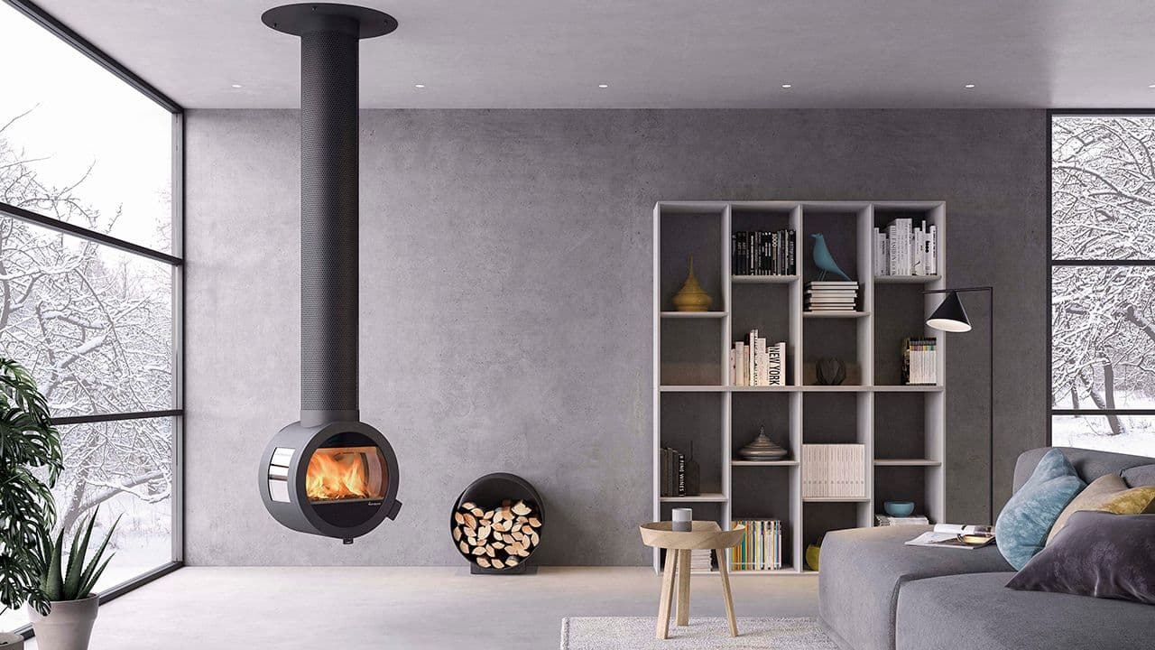 Takhengt peis i hytte med snø utenfor stuevinduene.