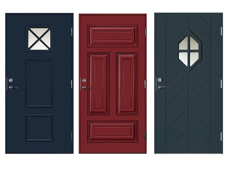 Tre forskjellige hyttedører utvendig i blå, rød og grønn.