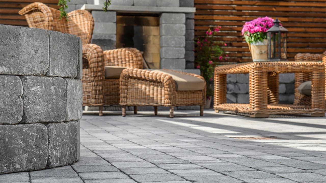 Belegningsstein på uteplass som viser hvordan legge belegningsstein.