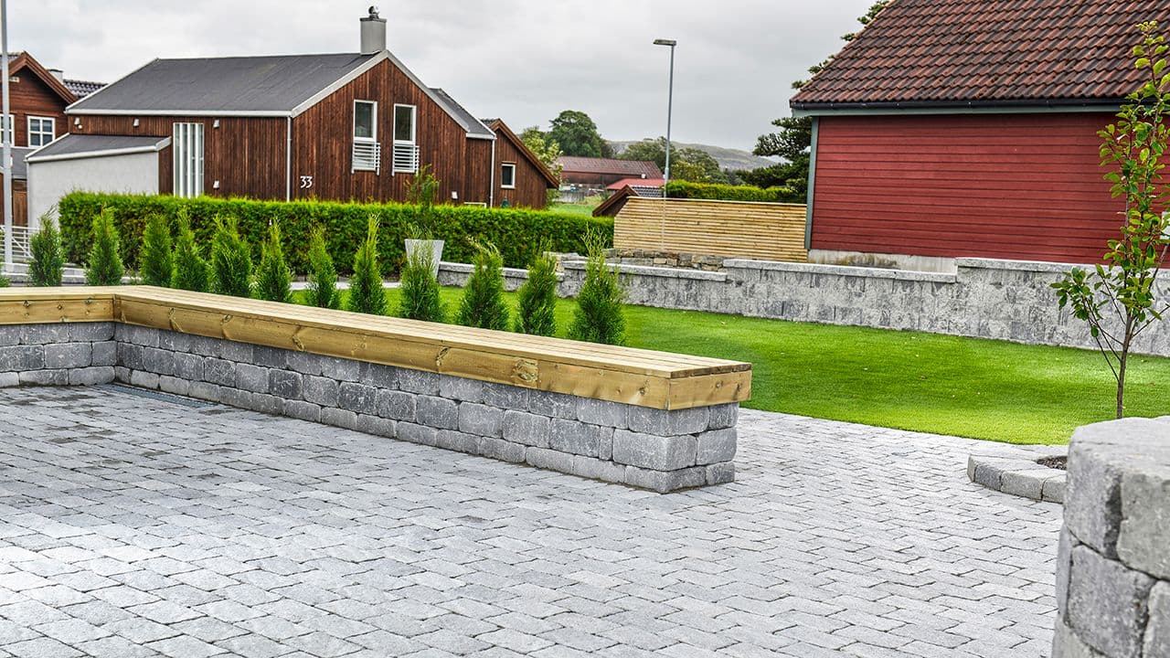 Multiblokk belegningsstein på gårdsplass.