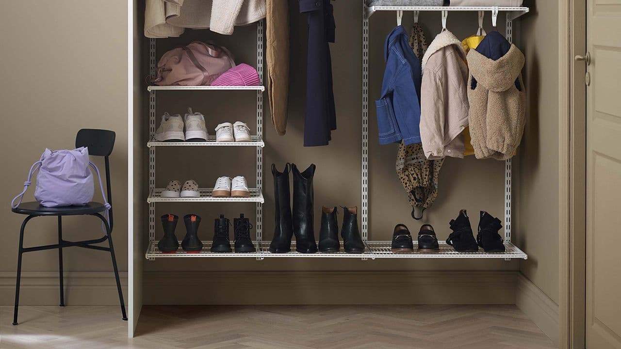 Garderobeskap uten dører med praktisk inndeling for både klær og sko.