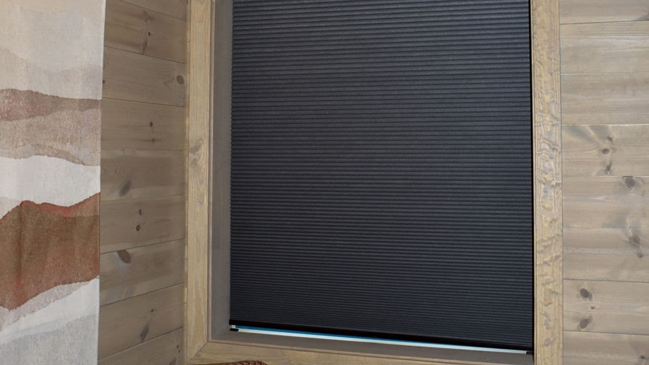 Vindu med Duo Mistral plisségardin fra NorDan som er 100 prosent lystett.