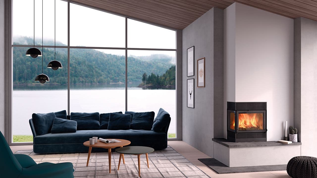 Innebygget peis i stue i hytte ved vann.