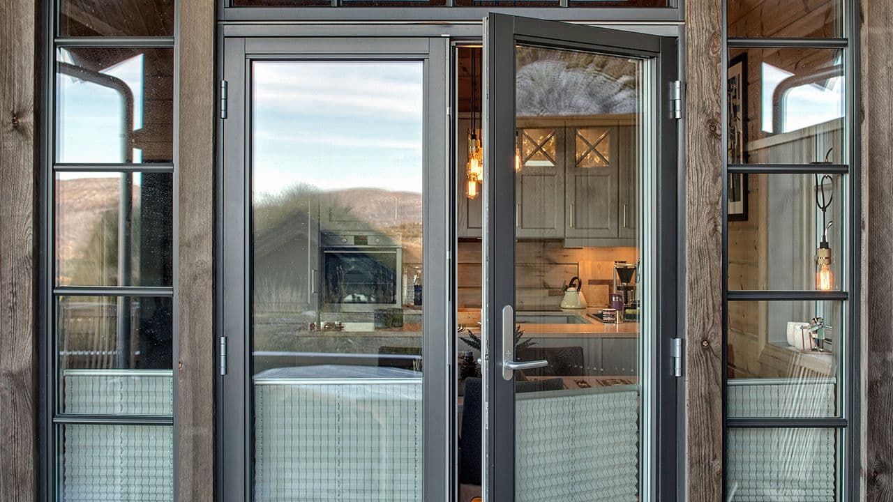 Hytte med dobbel verandadør i sort med sidefelt.