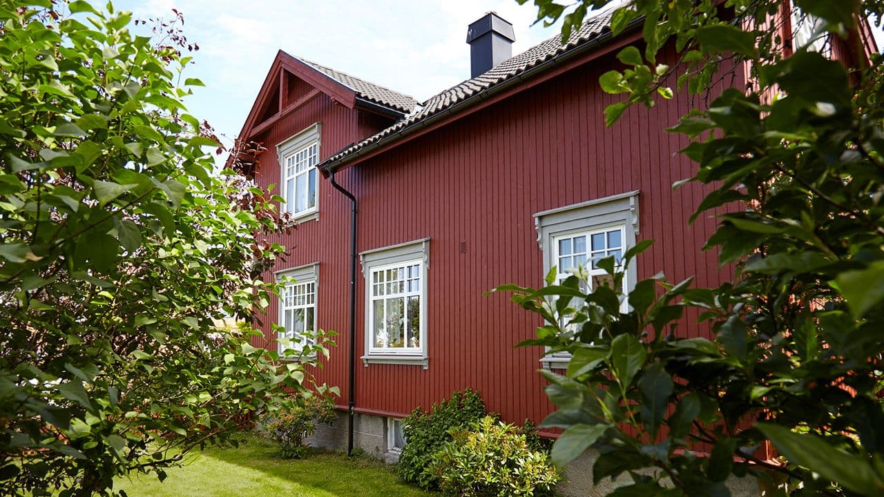 Hus malt i JOTUN 2006 Husmannsrød, JOTUN 0394 Varmgrå og JOTUN 1376 Frostrøyk