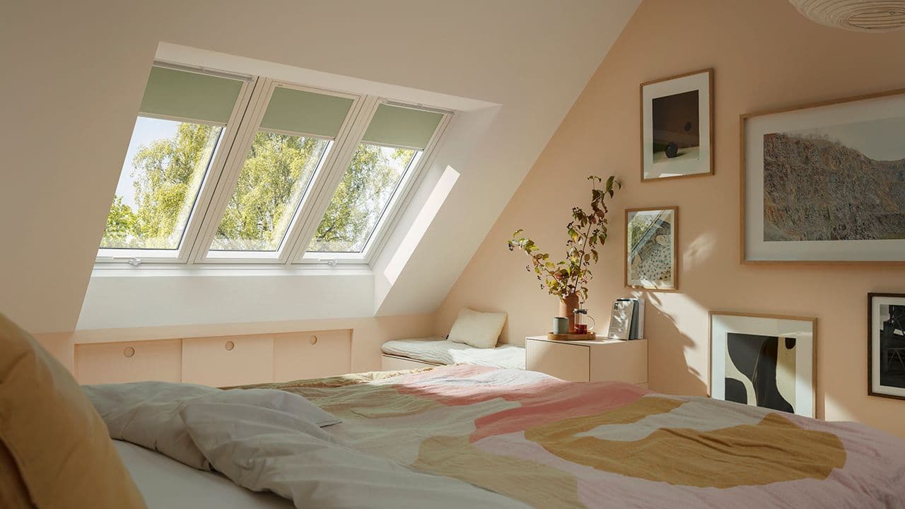 Vindu med rullegardin for innsynsskjerming vindu.