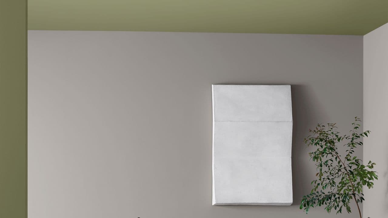 Veggmalt med 20218 Healing Lavender og tak malt i den grønne trendfargen 8493 Green Tea fra Jotun.