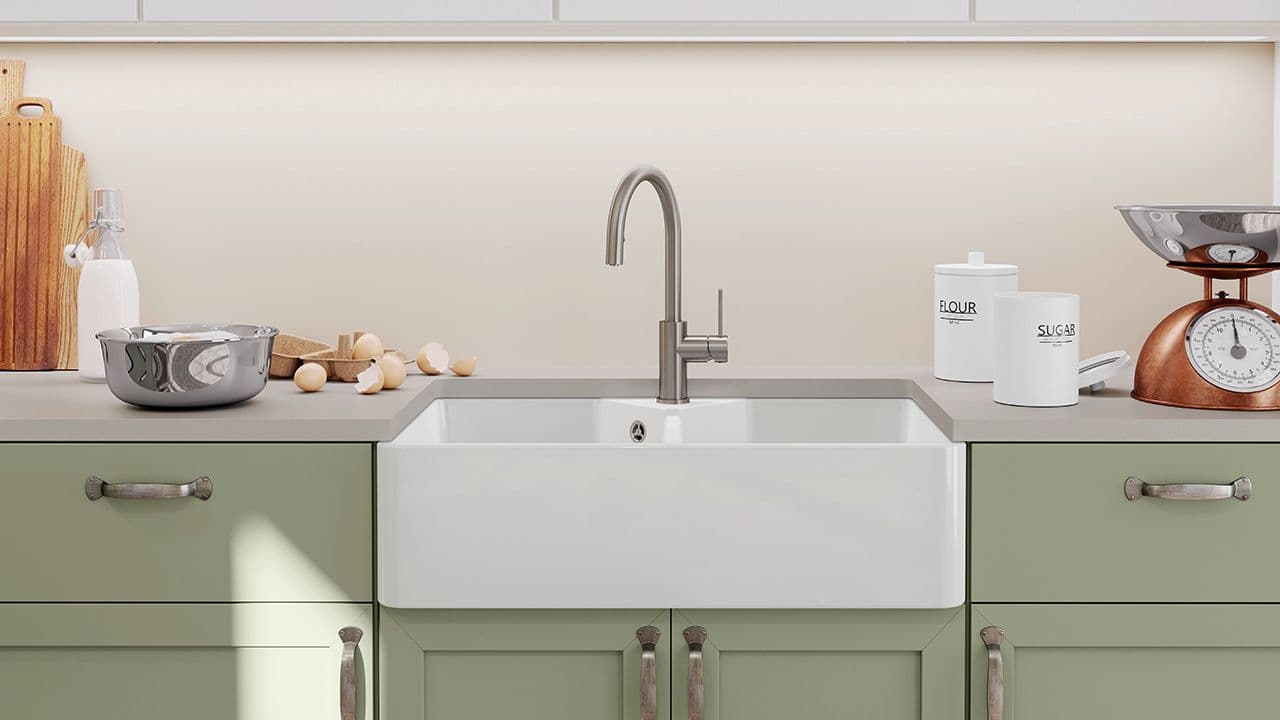 Porselensvask montert direkte på kjøkkenskap i landlig kjøkken.