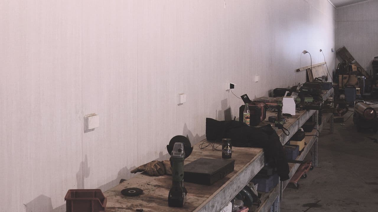 Forestia eliteX veggplater til landbruk i fjøs med arbeidsbenker.