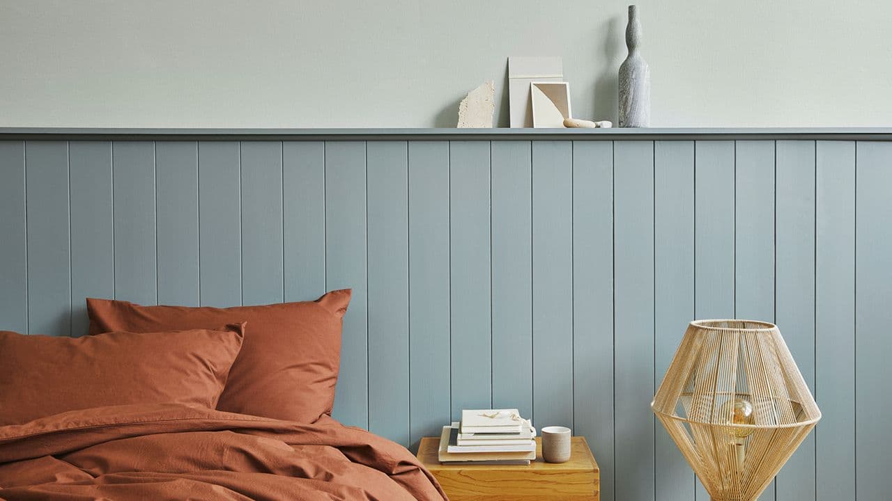 Blått soverom med blå sengegavl. Vegg i fargen JOTUN 7637 Exhale og sengegavl i fargen JOTUN 5490 Serene Blue, begge fra Jotun.