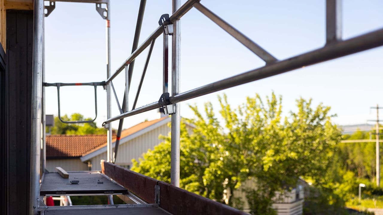 Stillas satt opp utenfor hus.