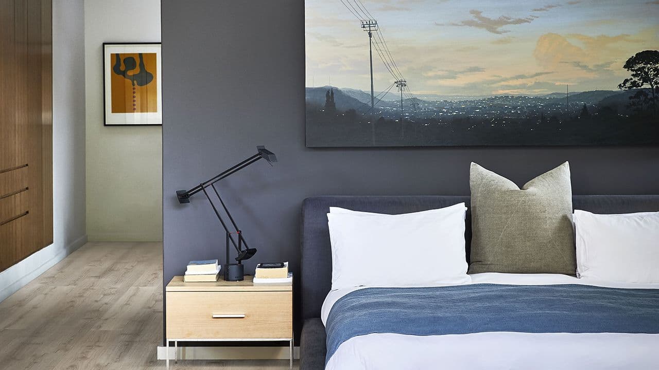 Stort soverom med lettvegg.