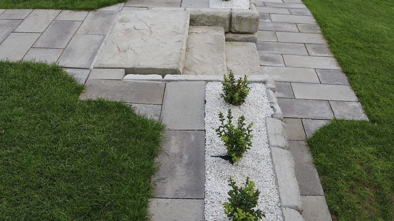 Gangsti med Terrassehelle belegningsstein og betongtrapp i hage.