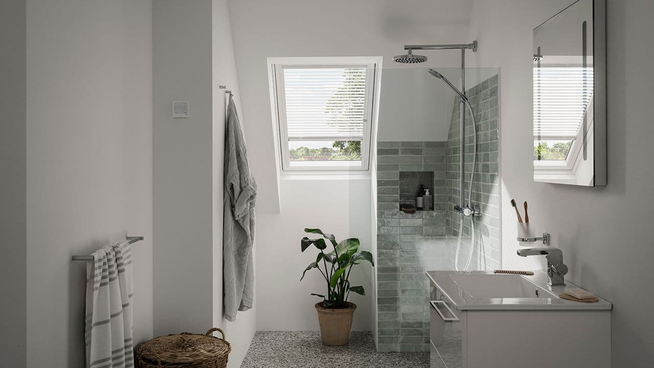 Velux persienne for innvendig solskjerming på baderom.