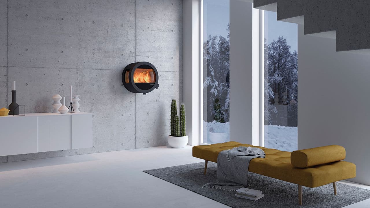 Stue med veggehengt peis i hytte.