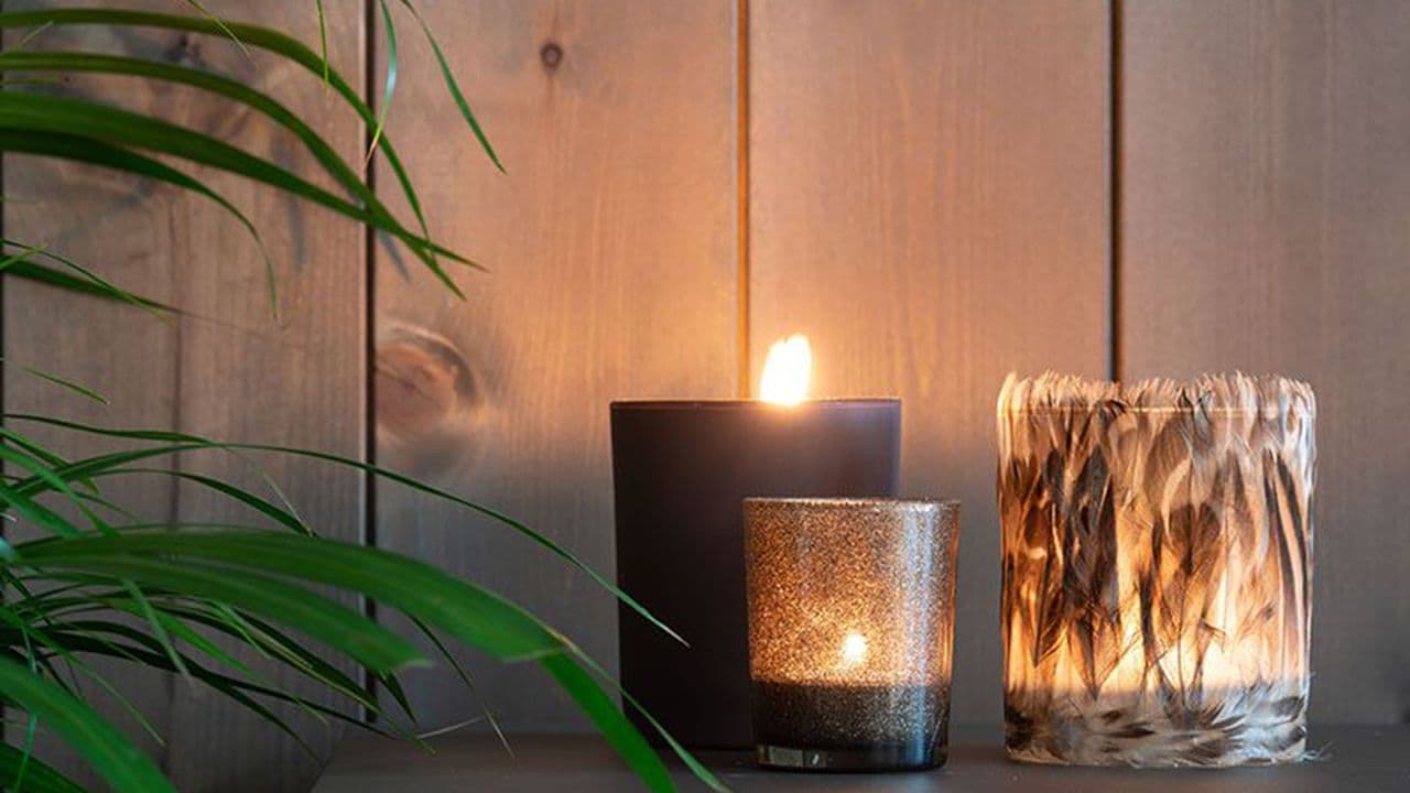 Nærbilde av Moeleven seterbrun panel med kubbelys på et bord.